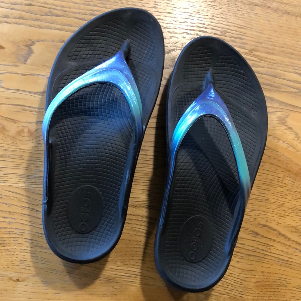 Oofos flip flops